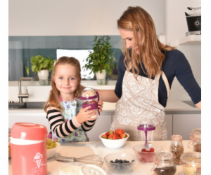 Kelímek na jogurt 330 ml s víčkem a lžičkou + zásobník