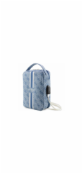 Pouch GUESS 4G Printed Stripes Blue Exkluzivní a mimořádně elegantní taška s organizérem z kolekce 4G Stripes je nejnovější nabídkou doplňků podepsaných známým módním domem Guess.