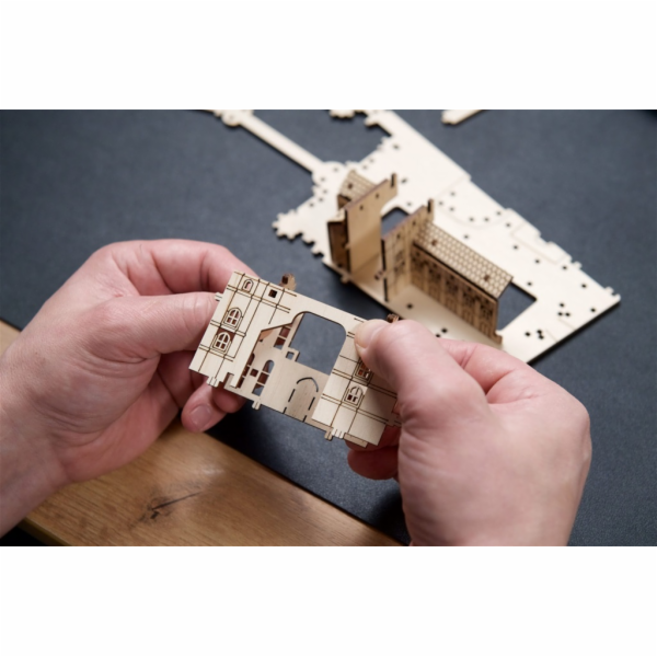 Ugears 3D dřevěné mechanické puzzle Hrad Bradavice, Harry...