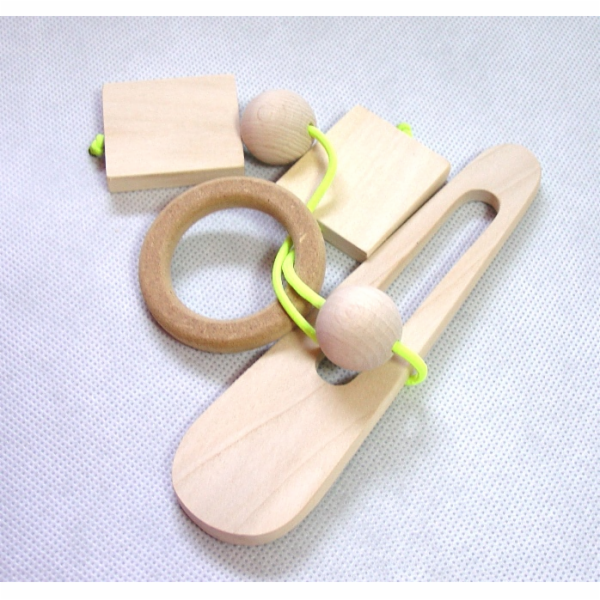 Dřevěný hlavolam kroužek