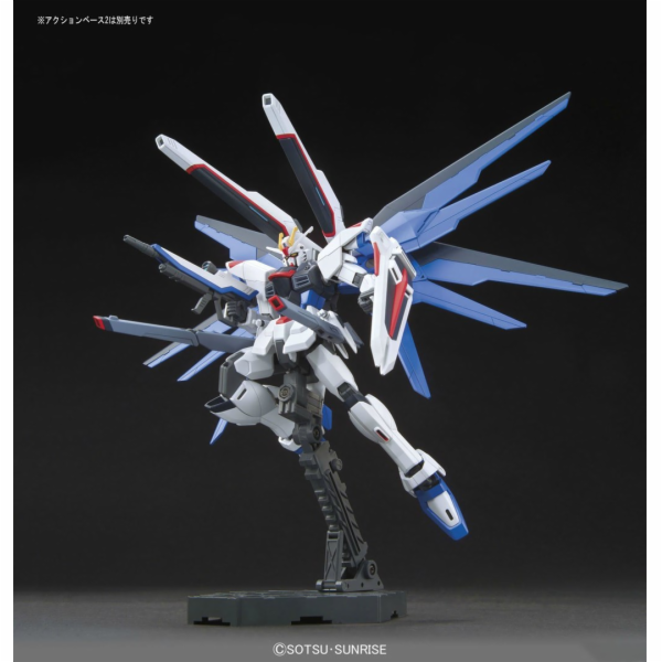 Figurka kolekcjonerska Bandai HGCE 1/144 ZGMF-X10A FREEDO...