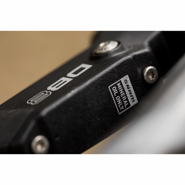 Sram DB8 pravá matná černá SRAM DB8 - matná černá, přední...