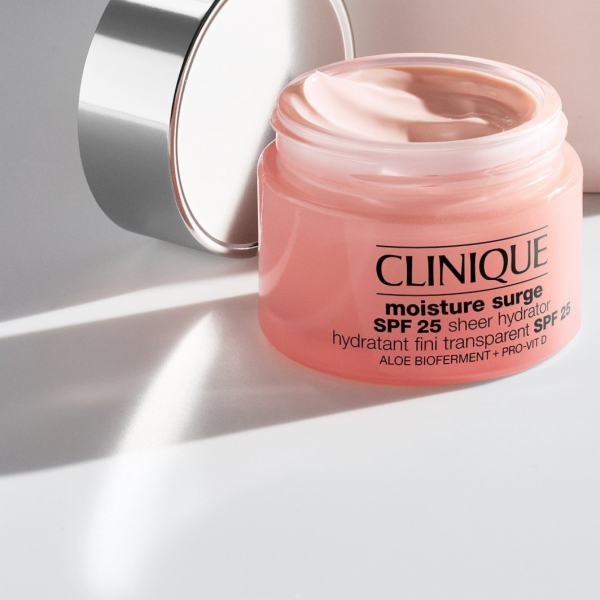 Clinique Moisture Surge SPF25 Sheer Hydrator hydratační p...