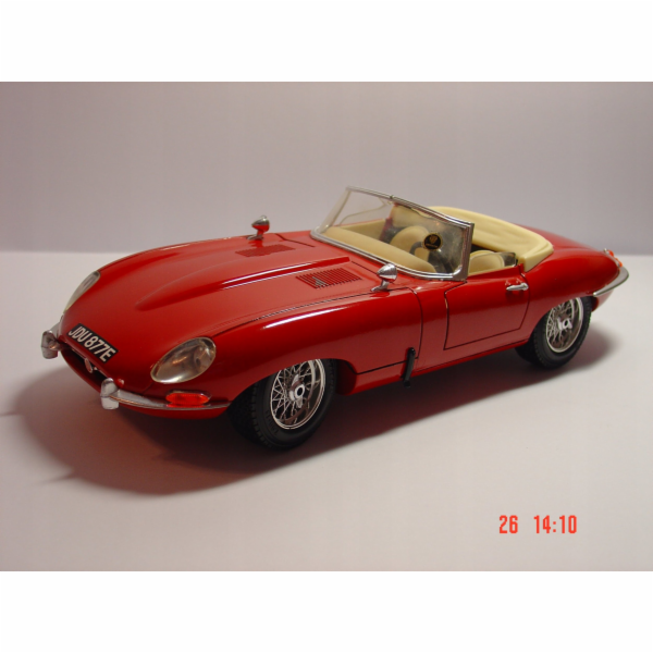 Bburago BBU 1:24 Jaguar XKR-S bílá 21063W 02696