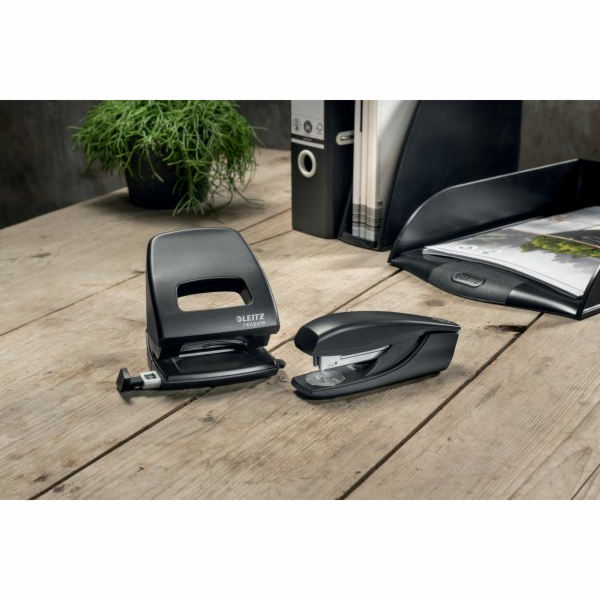 LEITZ Ekologická děrovačka  NeXXt RECYCLE, 30 listů, černá
