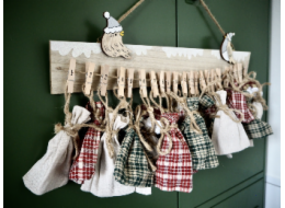 Kalendář adventní dřevěný s kolíčky 48x10 cm