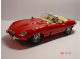 Bburago BBU 1:24 Jaguar XKR-S bílá 21063W 02696