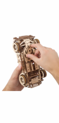 Hračka Ugears 3D dřevěné mechanické puzzle Driftující závoďák Cobra